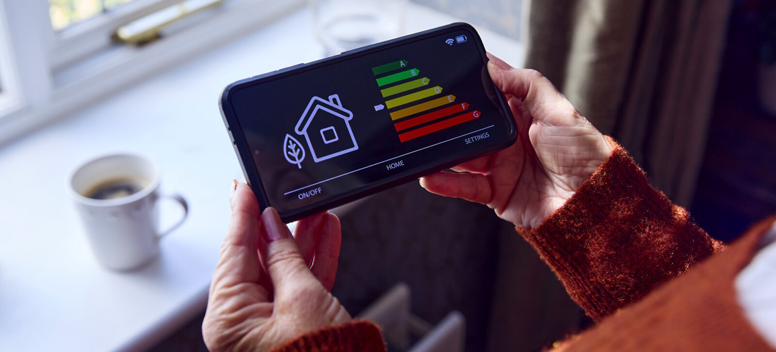 Smartphone zeigt Grafik von GEAK Energieeffizienzklassen