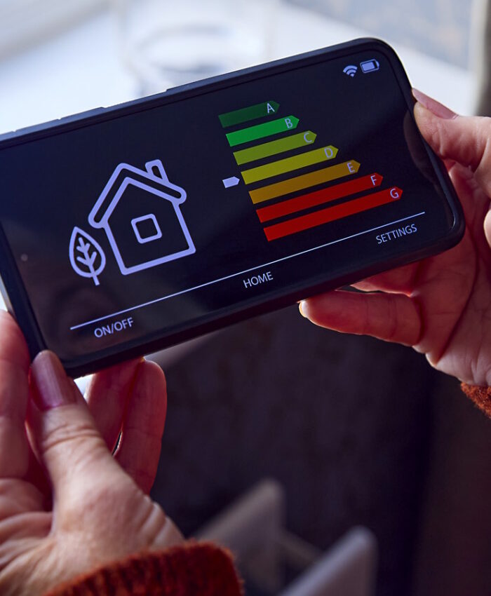 Smartphone zeigt Grafik von GEAK Energieeffizienzklassen