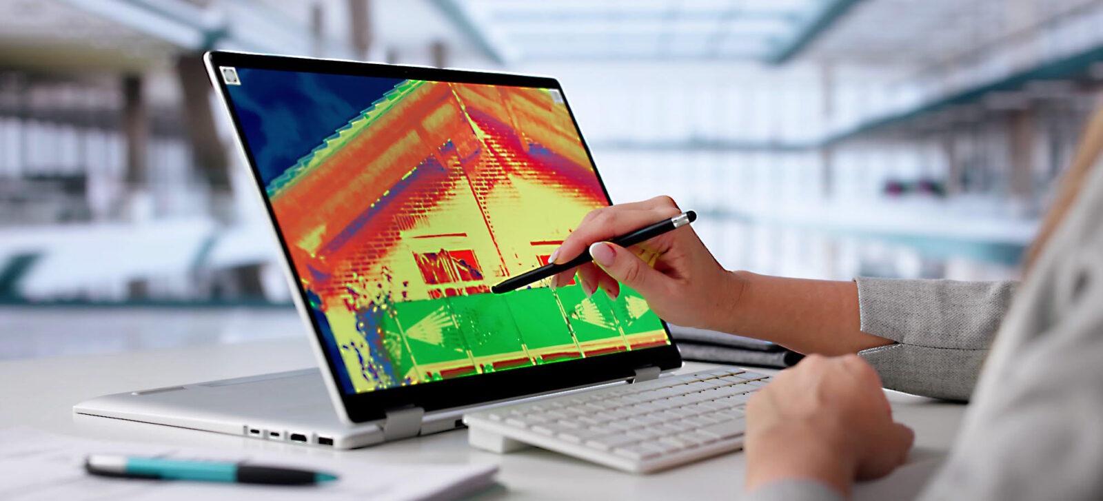 Wärmebild am Notebook mit Person die per Stift auf dem Touch-Screen agiert.